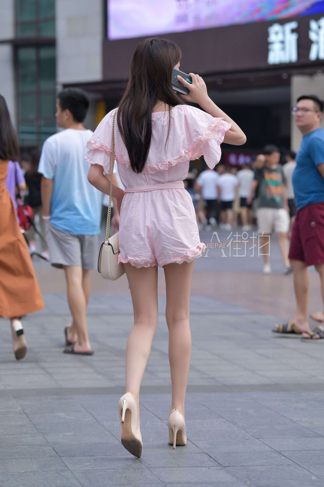 [街拍精选]时尚靓丽的粉色连衣裙MM